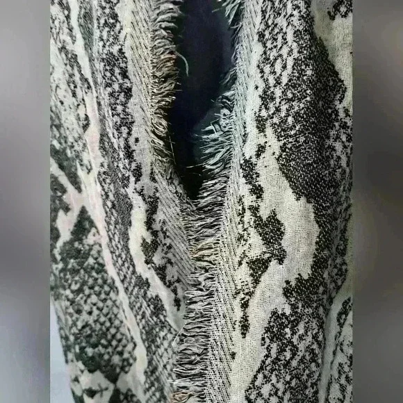 Women's scarf - Picture 5 of 5